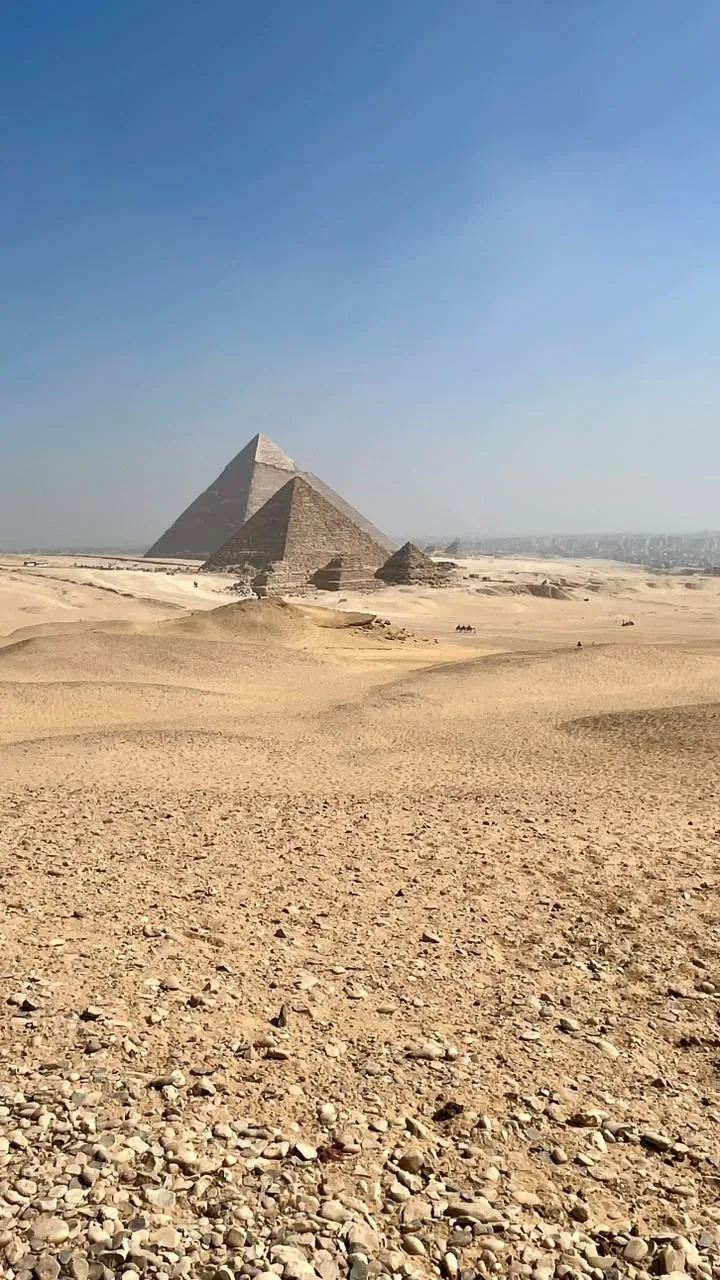 Pirámides de Guiza en el paisaje del desierto