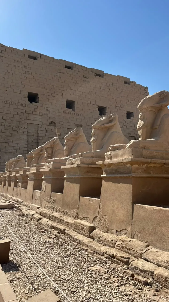 Avenida de esfinges con cabeza de carnero en Karnak