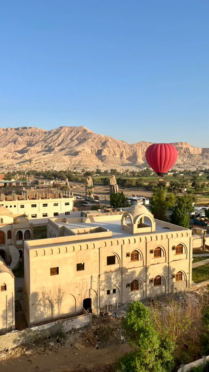 Globo aerostático sobre el paisaje de Luxor