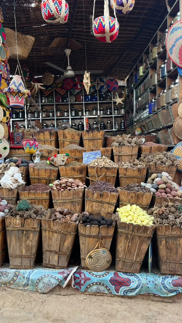 Especias y artesanías en un mercado nubio