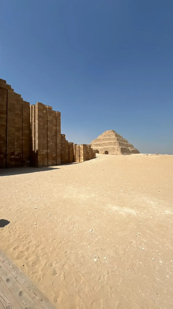 Vista arqueológica de la pirámide escalonada de Saqqara