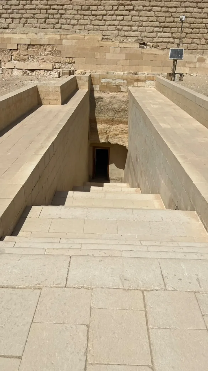 Entrada a una tumba en Saqqara